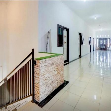 מלון Blimbing  Reddoorz Near Plaza Araya Malang מראה חיצוני תמונה