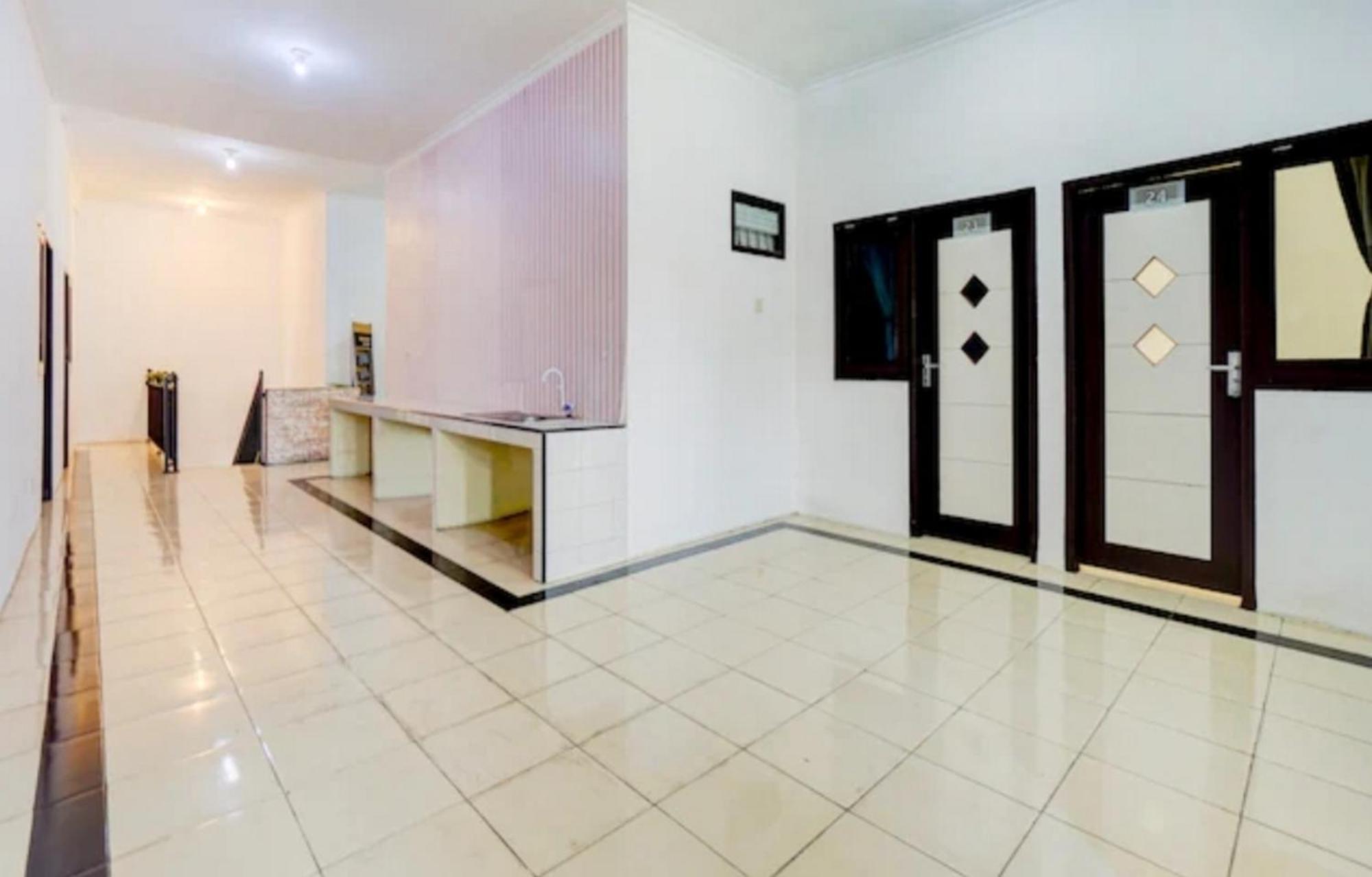 מלון Blimbing  Reddoorz Near Plaza Araya Malang מראה חיצוני תמונה