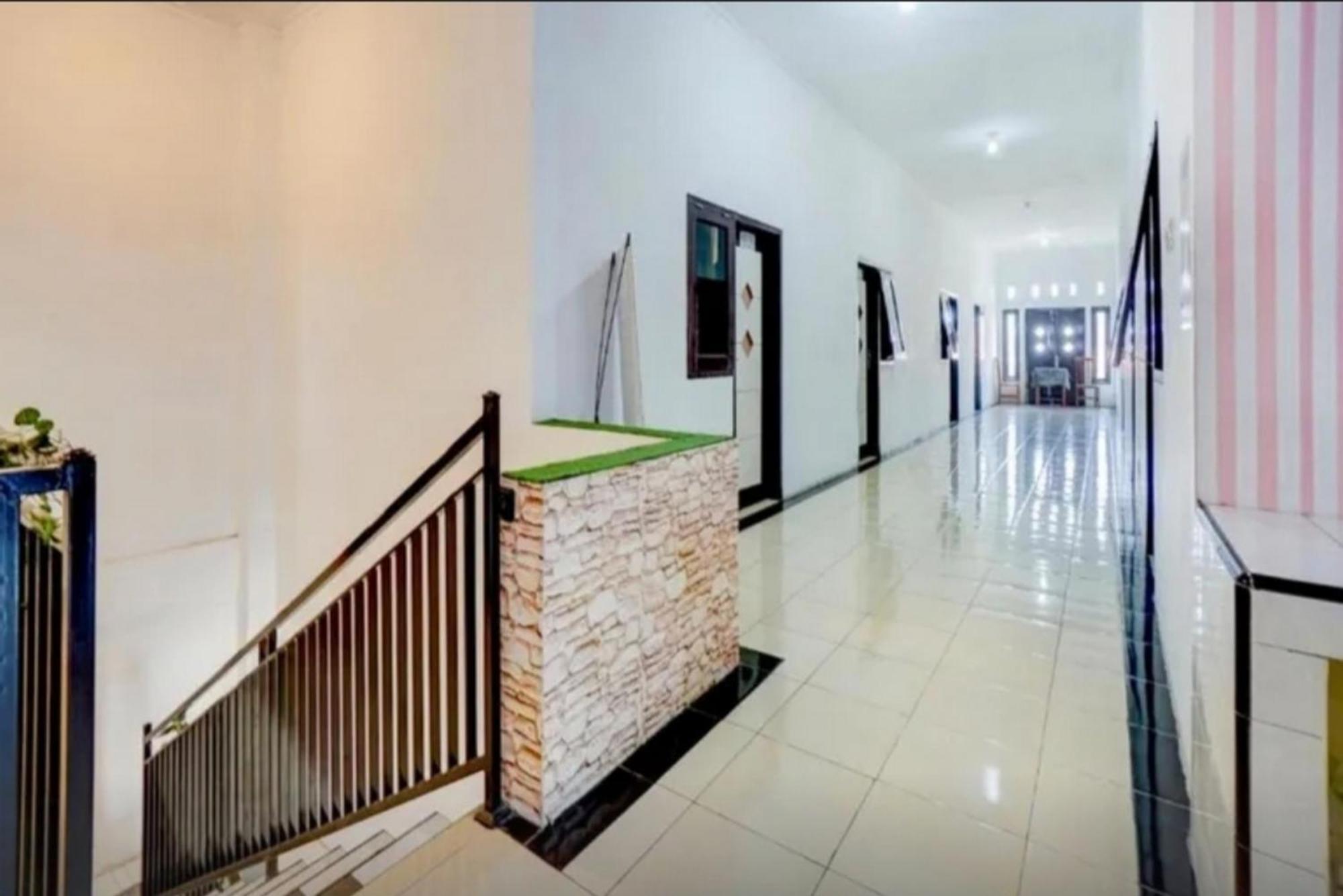 מלון Blimbing  Reddoorz Near Plaza Araya Malang מראה חיצוני תמונה