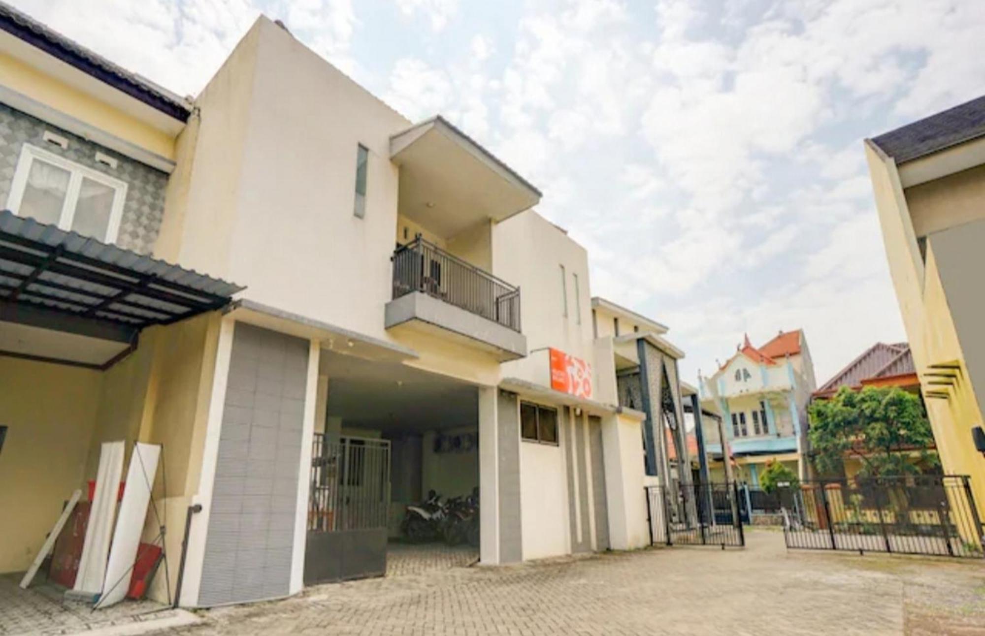 מלון Blimbing  Reddoorz Near Plaza Araya Malang מראה חיצוני תמונה